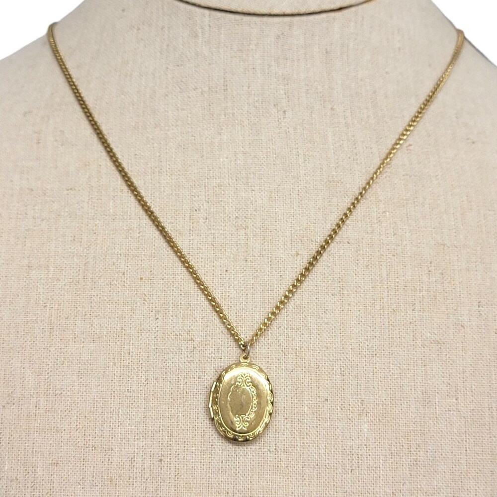 Vintage LR Signed Gold Tone Oval Photo Locket Pendant Necklace Retro Scroll